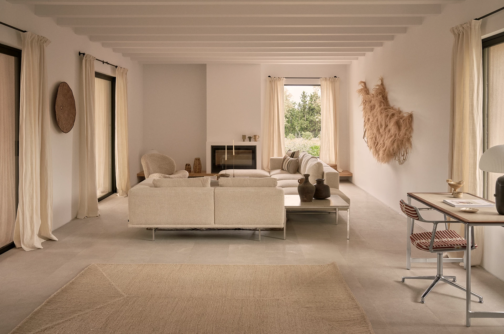 salon avec cheminée décoration contemporaine maison en pierre Finca Selva Majorque salon avec cheminée décoration contemporaine maison en pierre Finca Selva Majorque