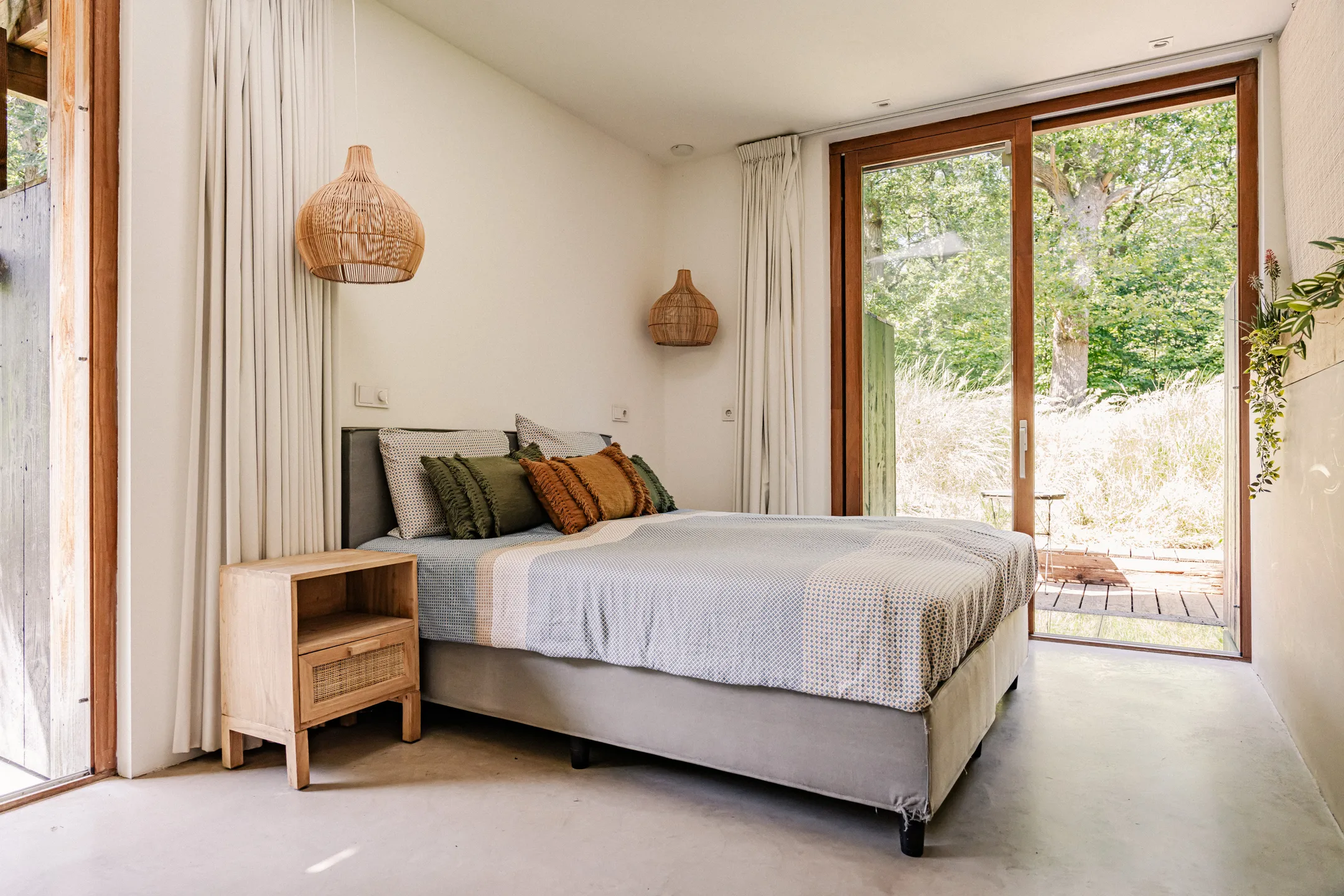 chambre décoration bohème chic maison contemporaine en bois avec piscine écologique et naturelle chambre décoration bohème chic maison contemporaine en bois avec piscine écologique et naturelle
