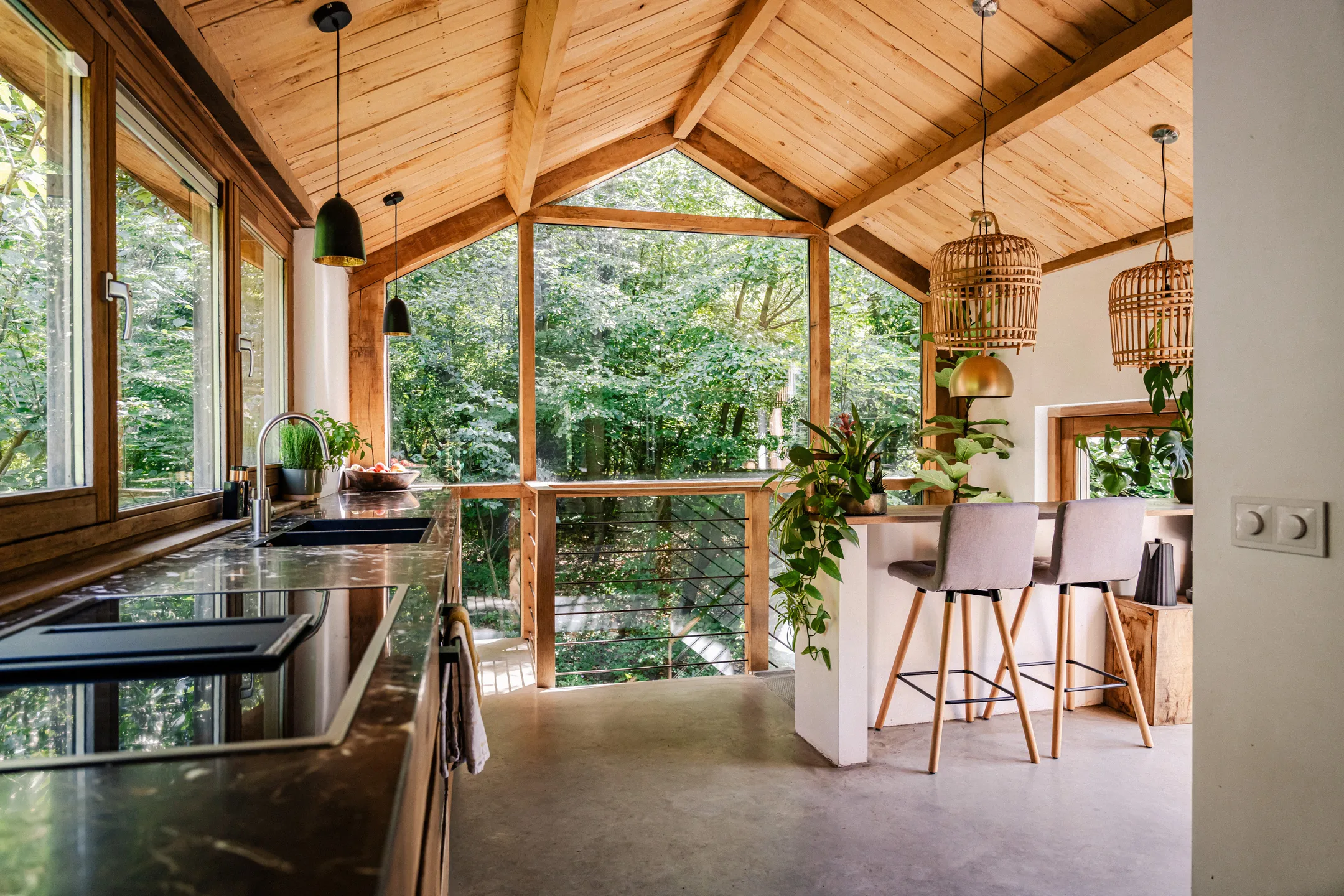 cuisine avec baie vitrée maison contemporaine en bois avec piscine écologique et naturelle cuisine avec baie vitrée maison contemporaine en bois avec piscine écologique et naturelle