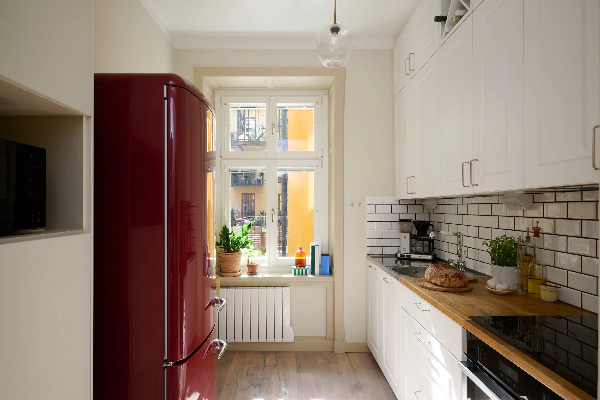cuisine blanche et bois frigo rétro rouge deux-pièces 59m2 décoration scandinave