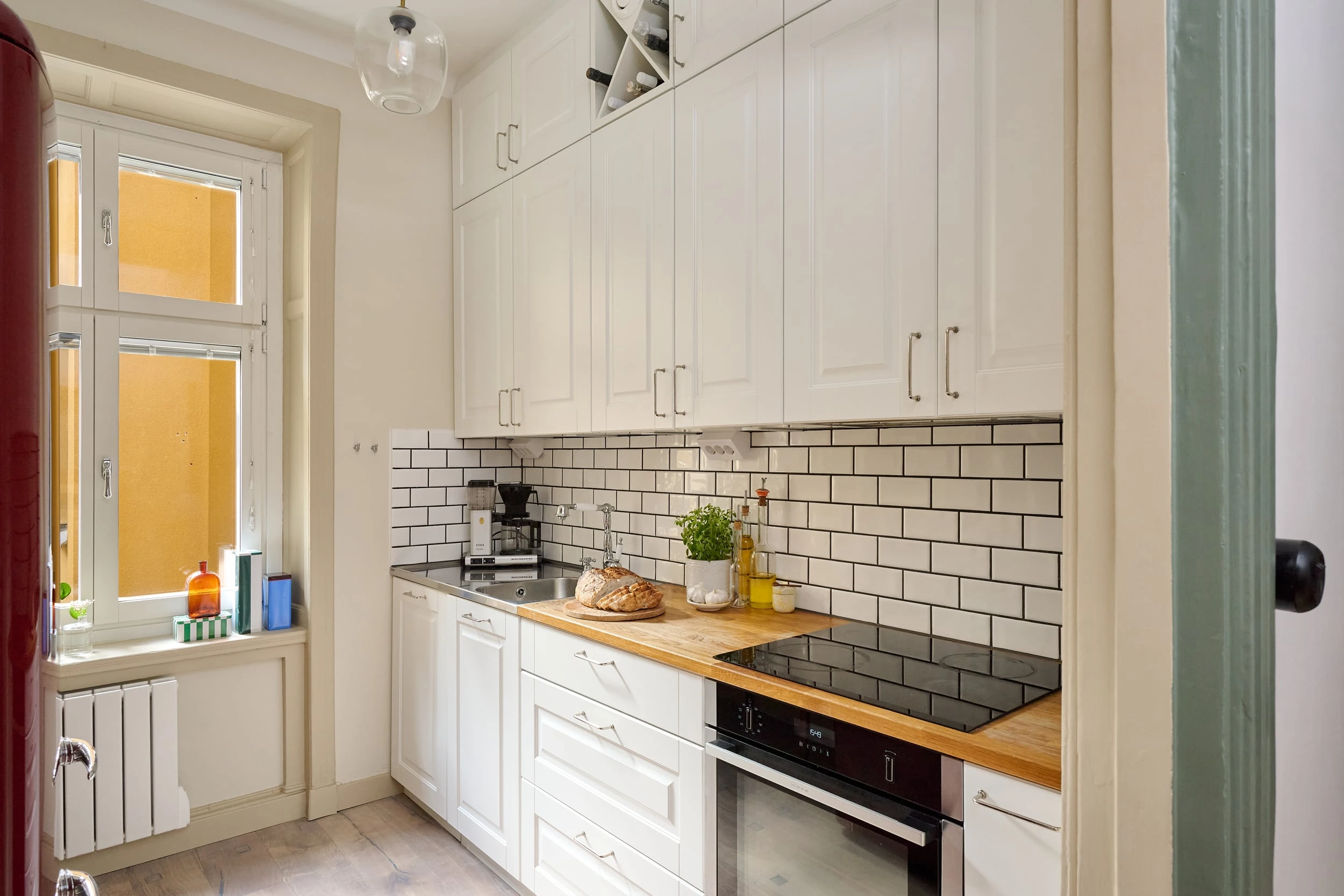 cuisine blanche et bois frigo rétro rouge deux-pièces 59m2 décoration scandinave