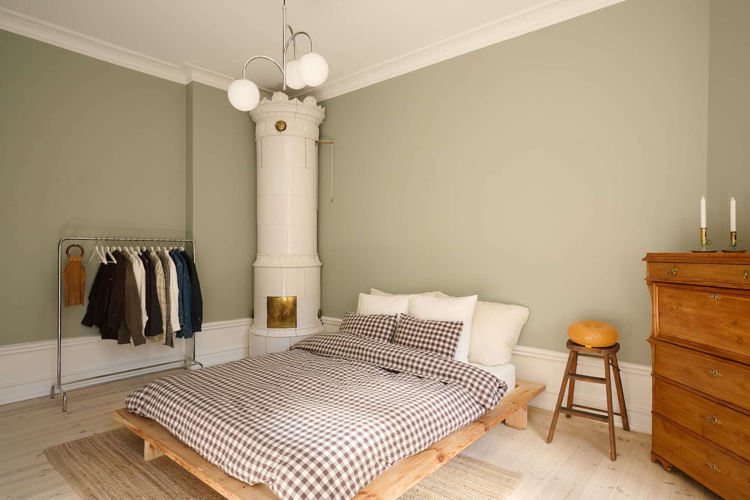 chambre verte avec poêle ancien deux-pièces 59m2 décoration scandinave