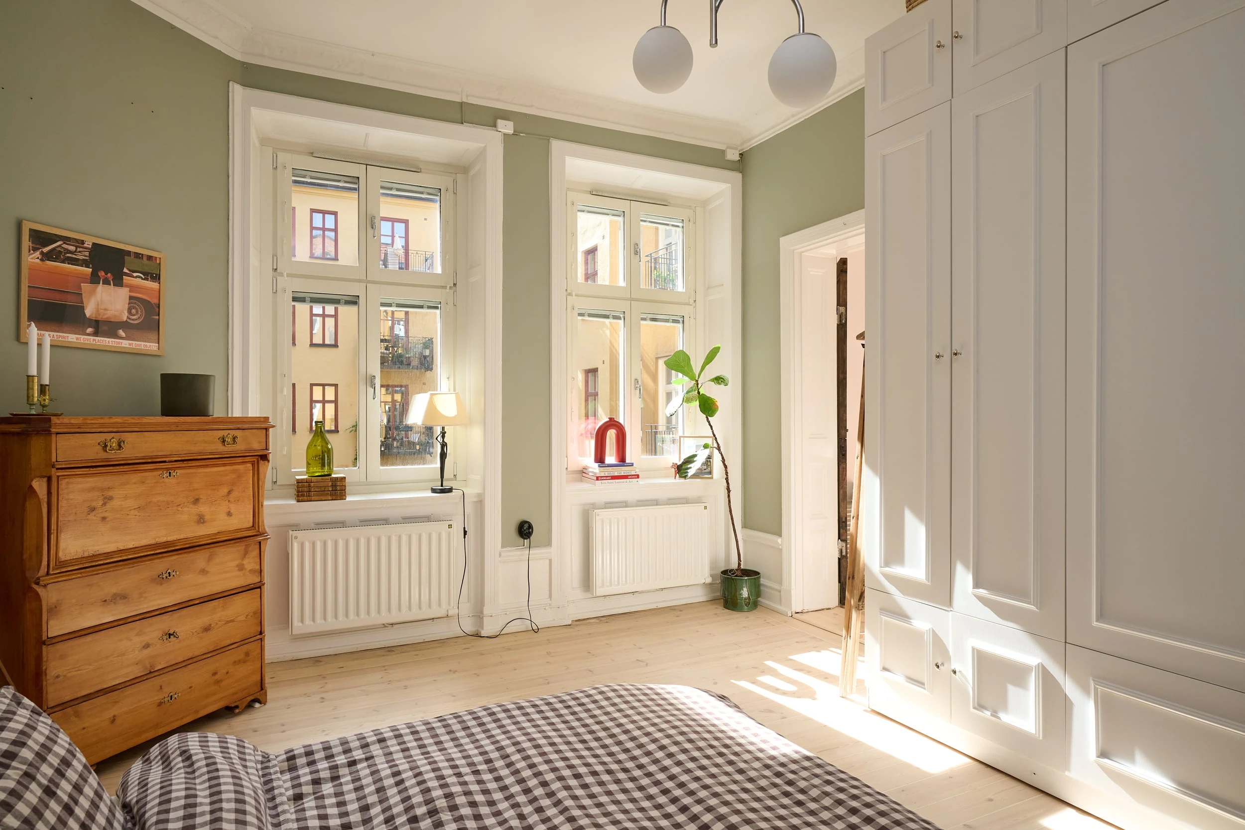 chambre verte avec placards deux-pièces 59m2 décoration scandinave