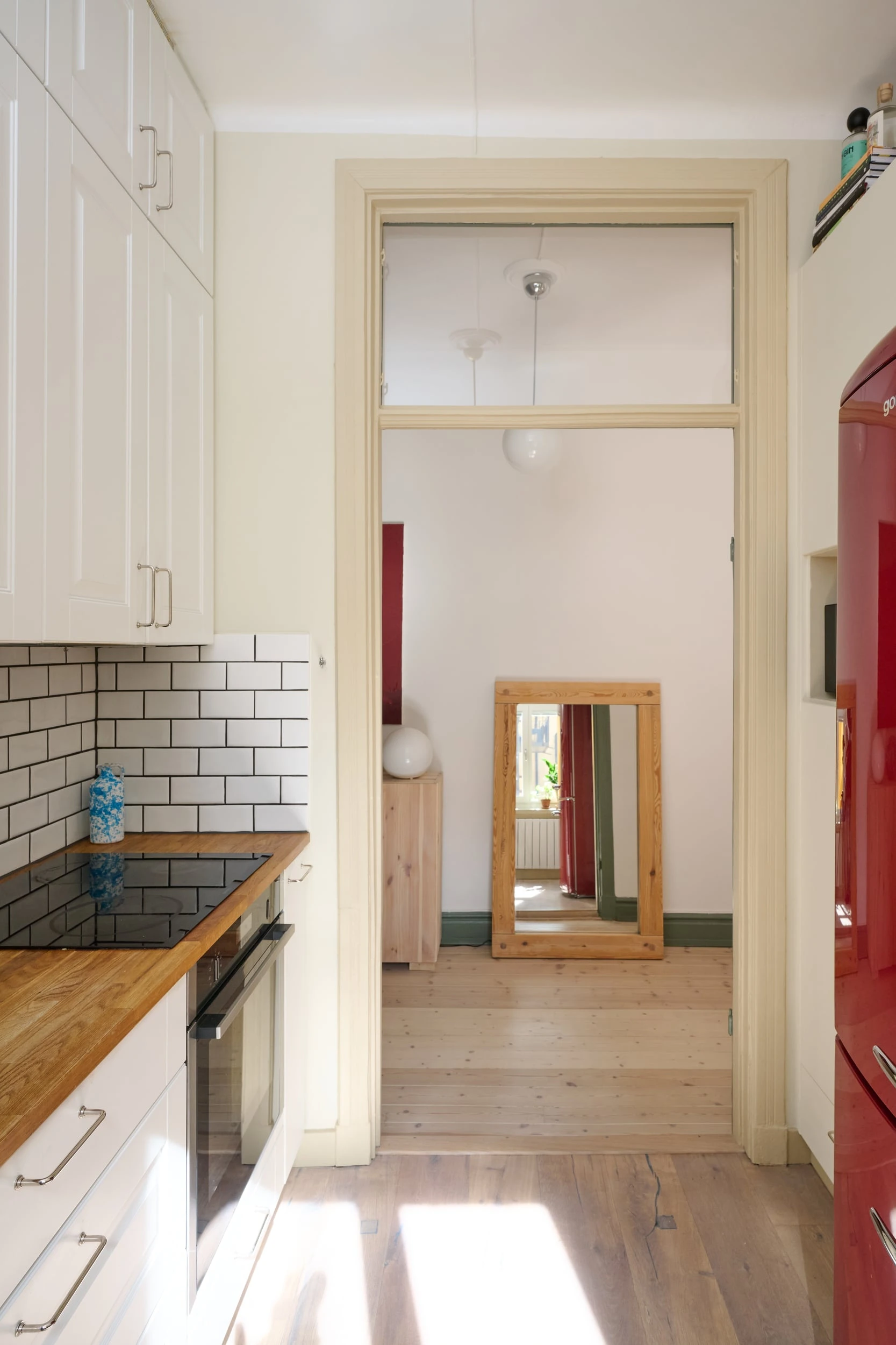 cuisine blanche et bois frigo rétro rouge deux-pièces 59m2 décoration scandinave