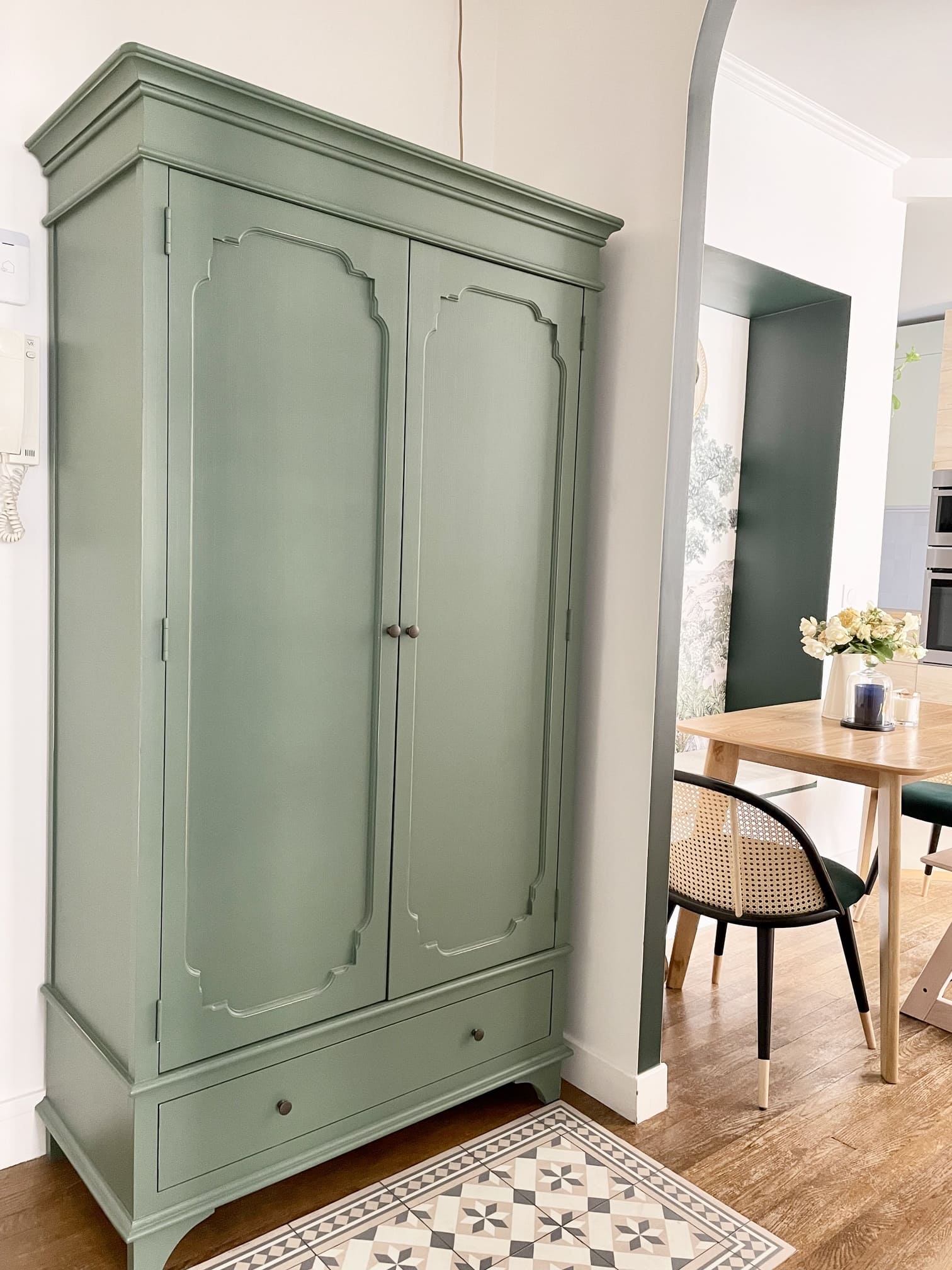 entrée avec armoire verte appartement de 55m2 près de Paris décoration contemporaine Photo : © Charlotte Gille