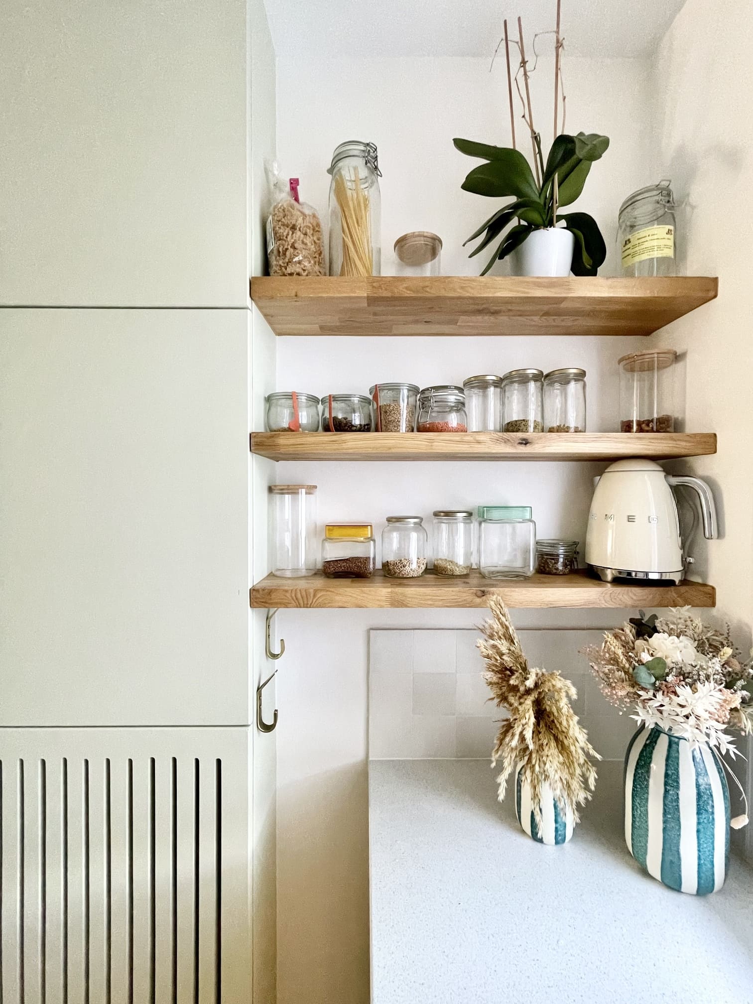étagères ouvertes dans cuisine ouverte appartement de 55m2 près de Paris décoration contemporaine Photo : © Charlotte Gille