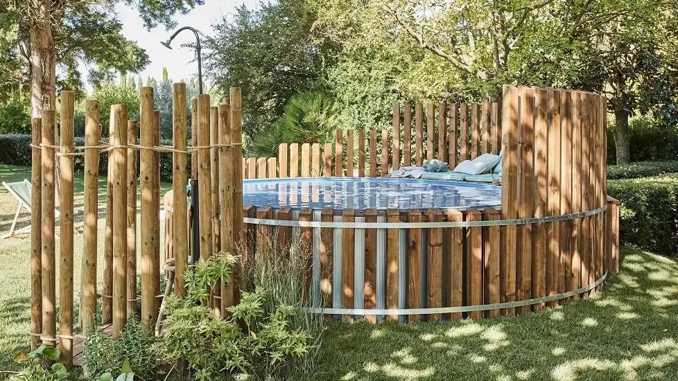 piscine hors-sol basique Leroy Merlin intégrée au jardin avec habillage bois