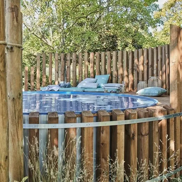 piscine hors-sol basique Leroy Merlin intégrée au jardin avec habillage bois