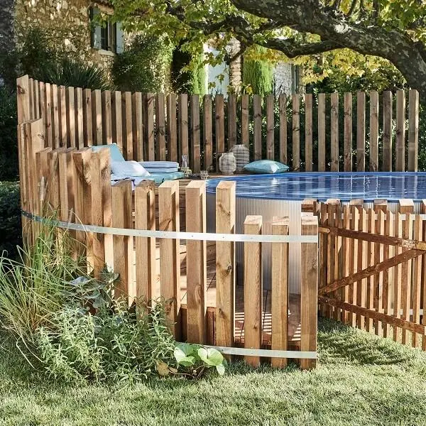 piscine hors-sol basique Leroy Merlin intégrée au jardin avec habillage bois