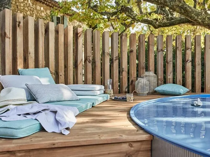 piscine hors-sol basique Leroy Merlin intégrée au jardin avec habillage bois