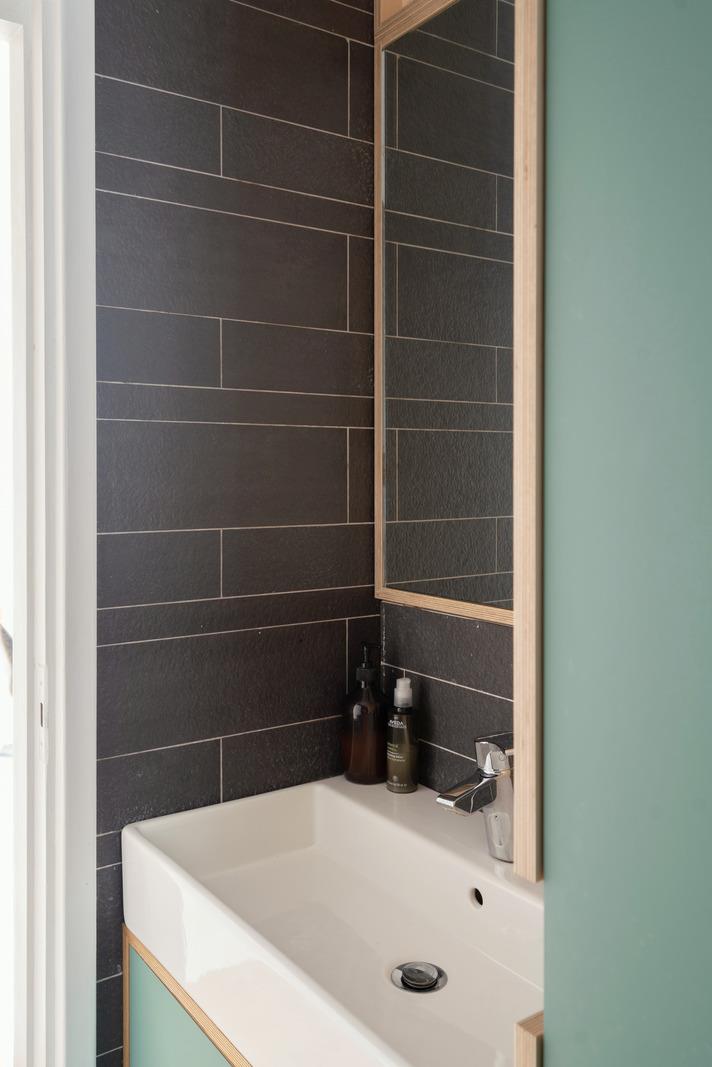 salle de bain grise et verte appartement mid-century décoration contemporaine Londres