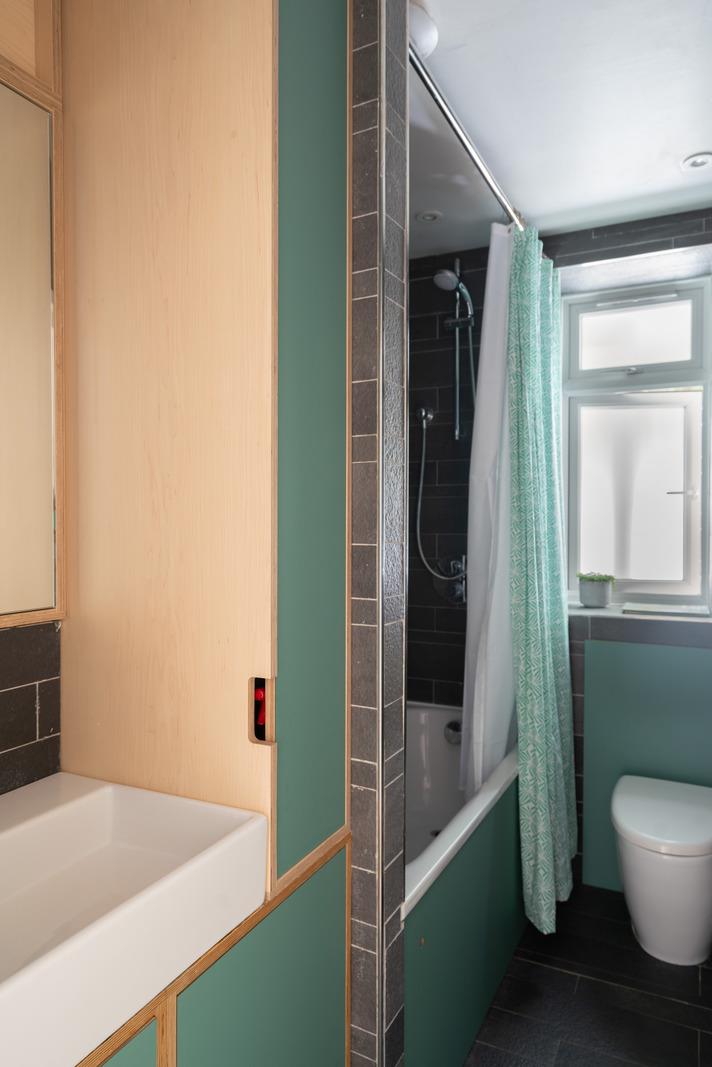 salle de bain grise et verte appartement mid-century décoration contemporaine Londres