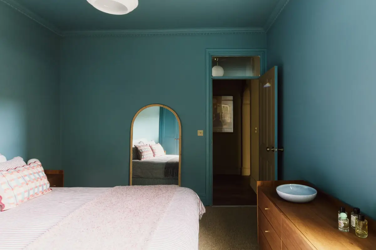 chambre bleue décoration vintage style color drenching appartement londonien dans maison édouardienne chambre bleue décoration vintage style color drenching appartement londonien dans maison édouardienne