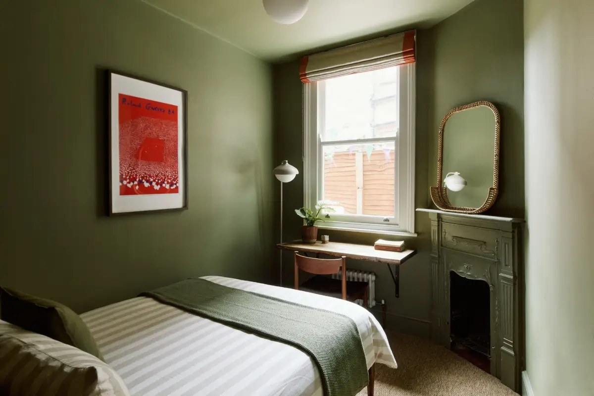 chambre verte avec cheminée décoration vintage style color drenching appartement londonien dans maison édouardienne chambre verte avec cheminée décoration vintage style color drenching appartement londonien dans maison édouardienne