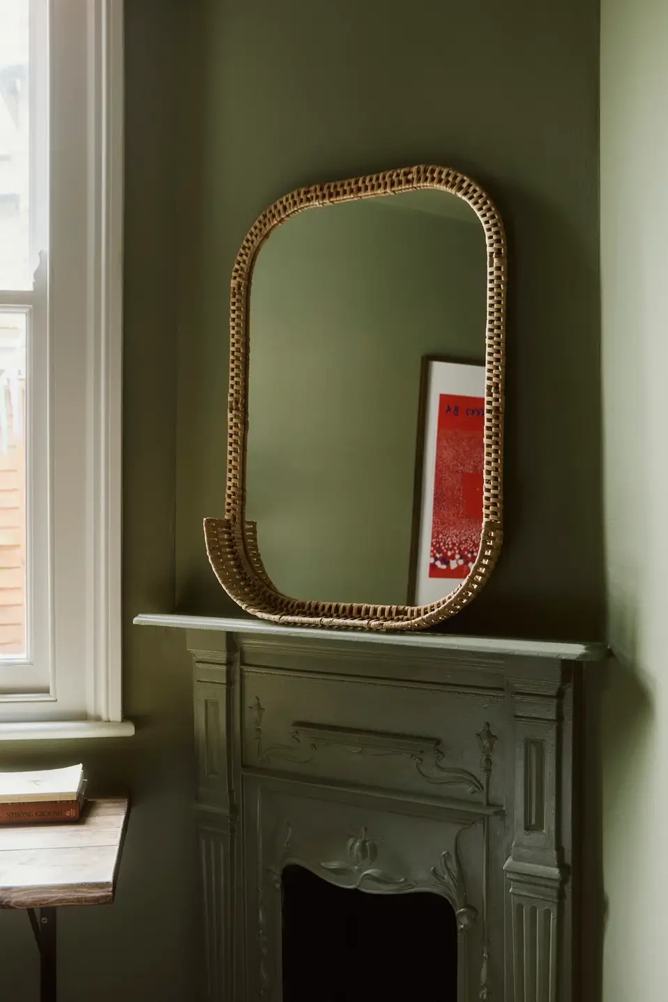 chambre verte avec cheminée décoration vintage style color drenching appartement londonien dans maison édouardienne chambre verte avec cheminée décoration vintage style color drenching appartement londonien dans maison édouardienne