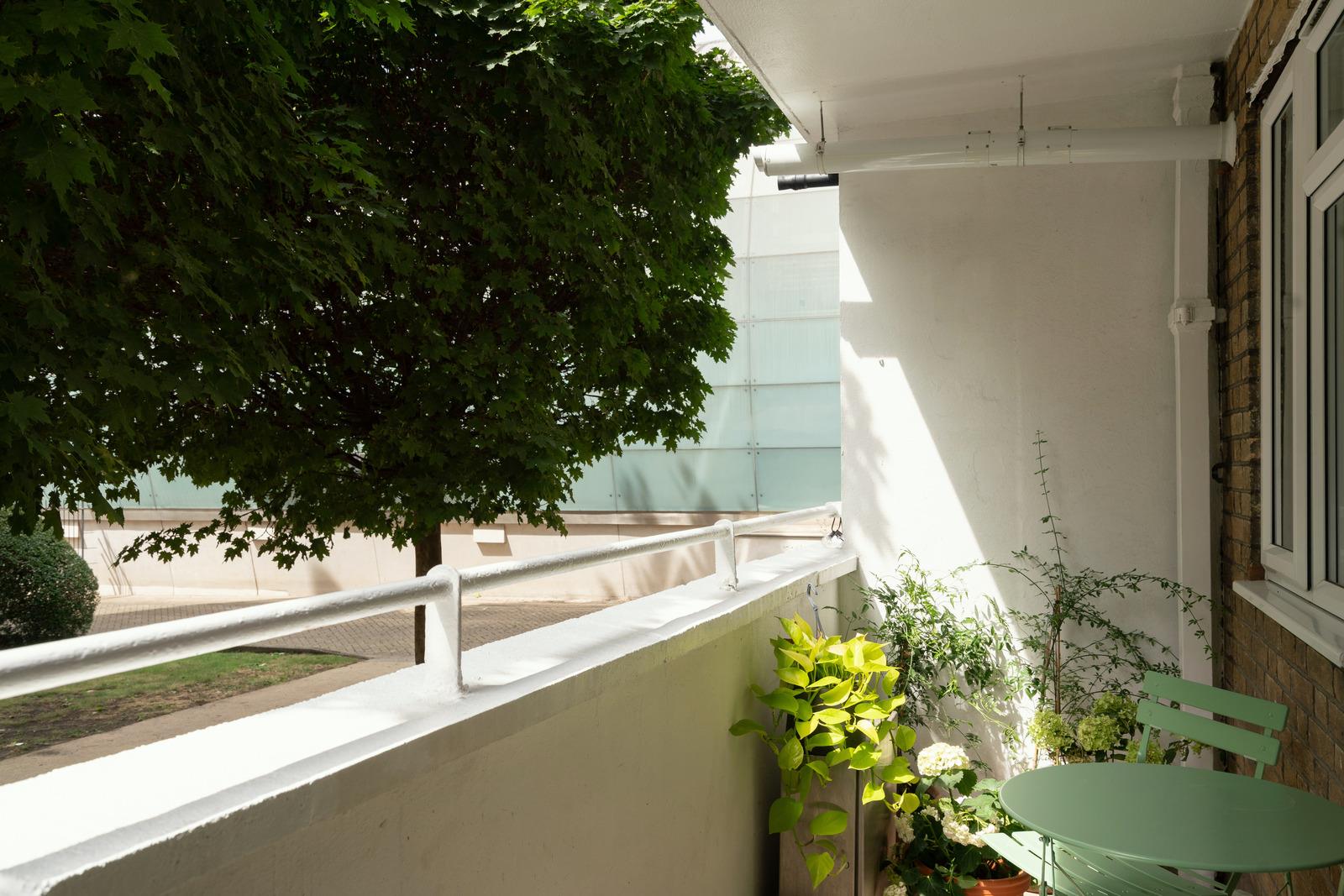 balcon sur jardin intérieur appartement mid-century décoration contemporaine Londres