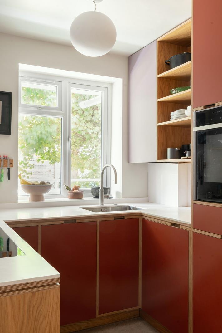 cuisine terracotta et lilas appartement mid-century décoration contemporaine Londres