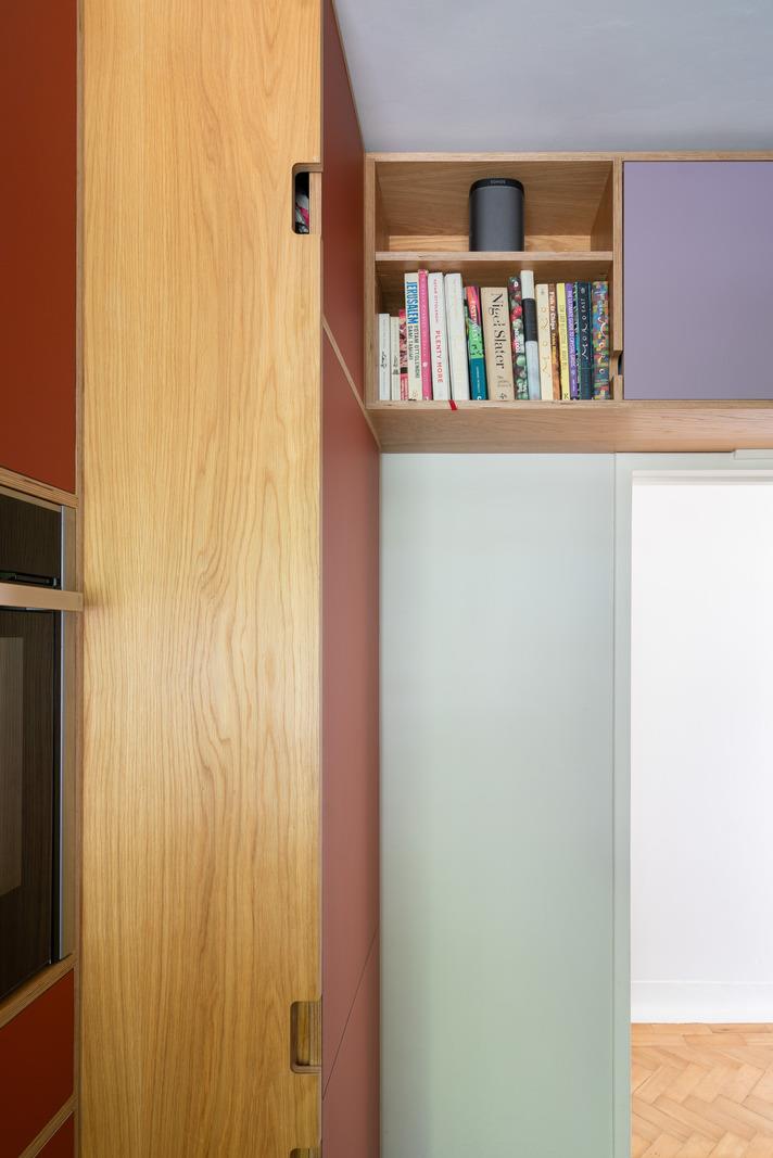 cuisine terracotta et lilas appartement mid-century décoration contemporaine Londres