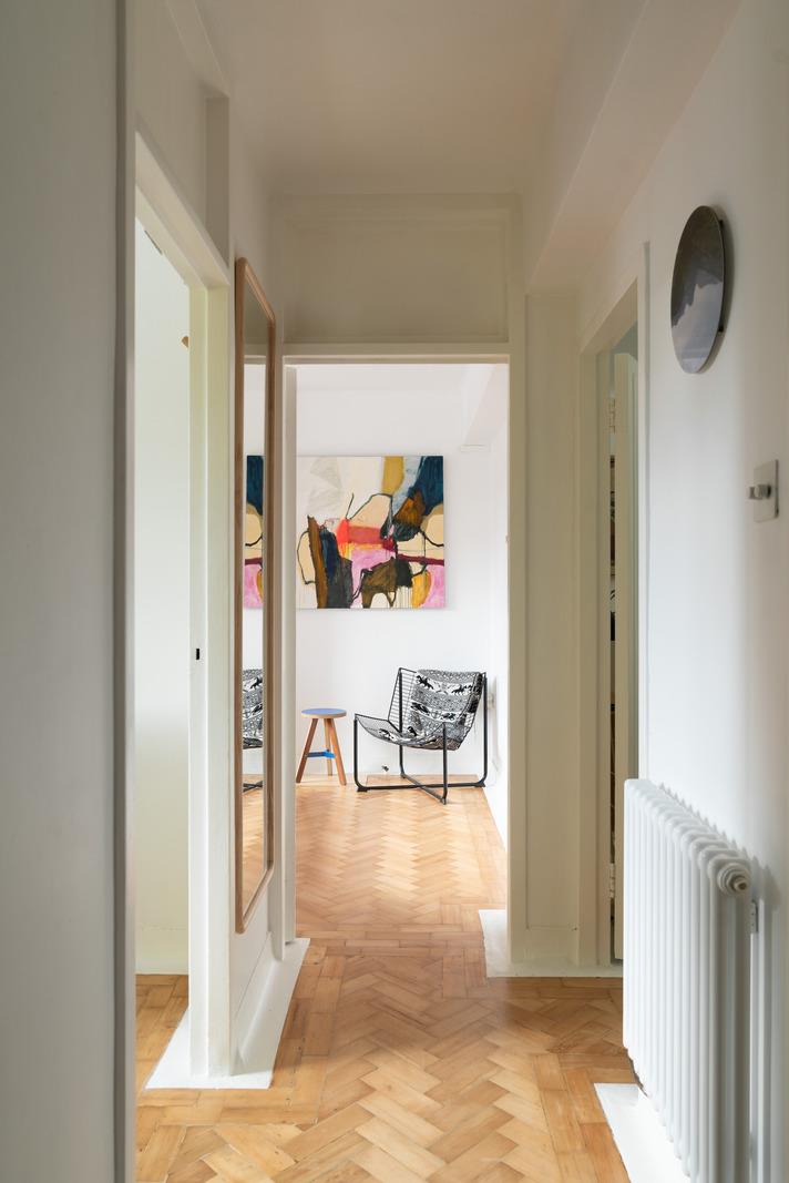 couloir appartement mid-century décoration contemporaine Londres