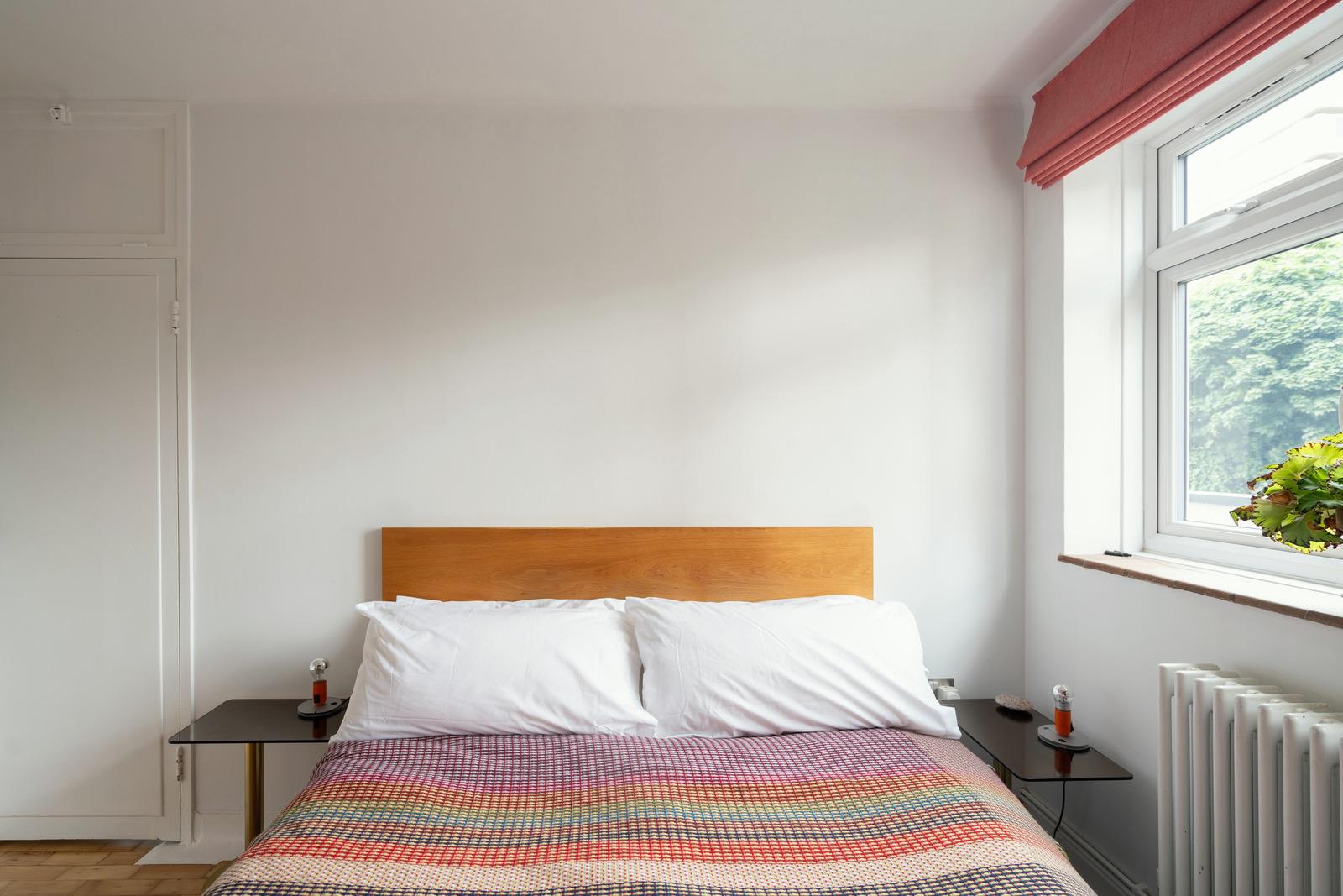 chambre appartement mid-century décoration contemporaine Londres