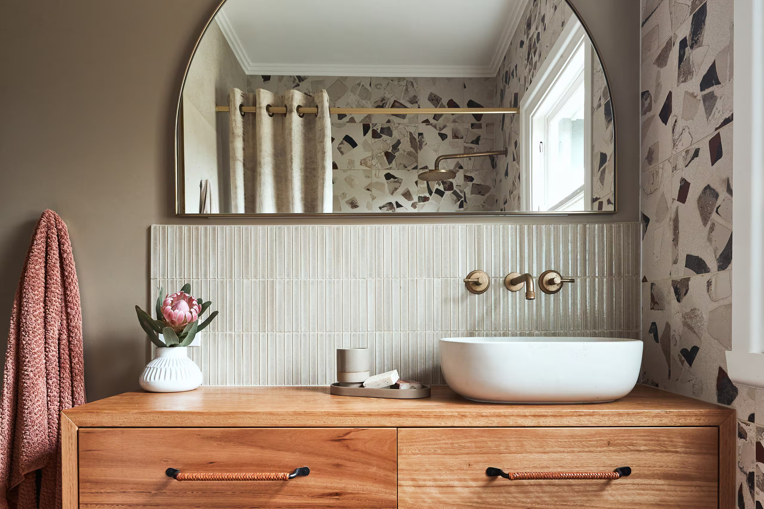 salle de bain terrazzo beige décoration vintage maison victorienne salle de bain terrazzo beige décoration vintage maison victorienne