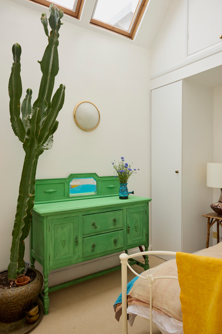 chambre mansardée avec velux avec plantes décoration vintage maison dans ancienne école victorienne Londres chambre mansardée avec velux avec plantes décoration vintage maison dans ancienne école victorienne Londres