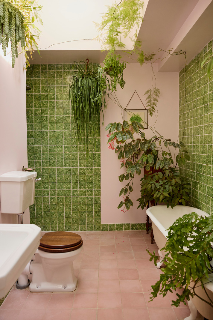 salle de bain verte et rose avec plantes décoration vintage maison dans ancienne école victorienne Londres salle de bain verte et rose avec plantes décoration vintage maison dans ancienne école victorienne Londres