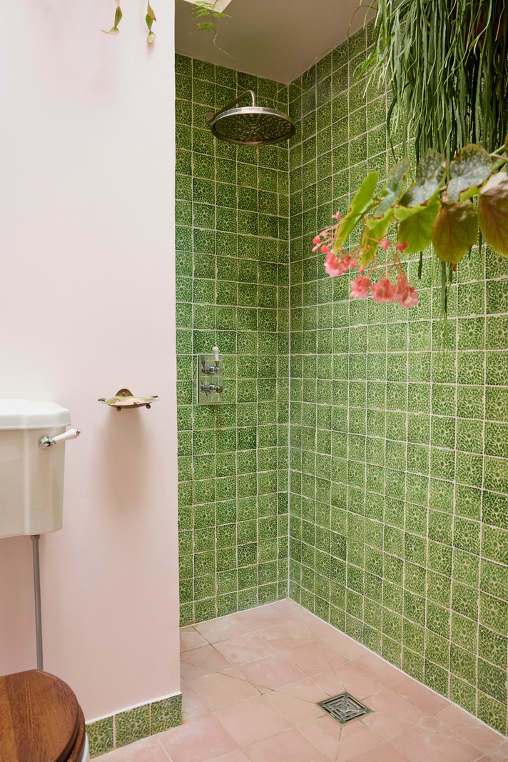 salle de bain verte et rose avec plantes décoration vintage maison dans ancienne école victorienne Londres salle de bain verte et rose avec plantes décoration vintage maison dans ancienne école victorienne Londres
