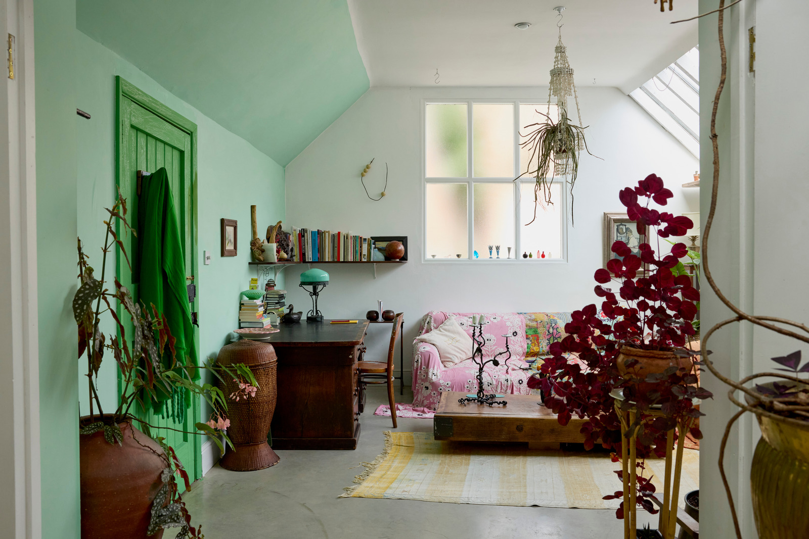 salon avec plantes décoration vintage maison dans ancienne école victorienne Londres salon avec plantes décoration vintage maison dans ancienne école victorienne Londres