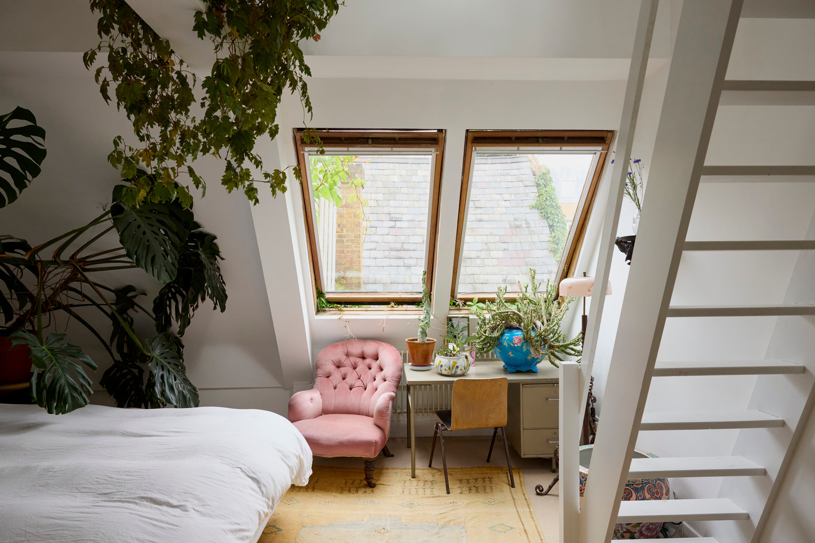 chambre mansardée avec velux avec plantes décoration vintage maison dans ancienne école victorienne Londres chambre mansardée avec velux avec plantes décoration vintage maison dans ancienne école victorienne Londres