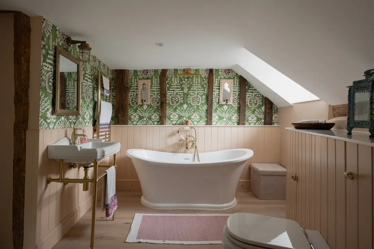 salle de bain rétro mansardée avec colombages décoration classique chic maison du 16e siècle Angleterre salle de bain rétro mansardée avec colombages décoration classique chic maison du 16e siècle Angleterre