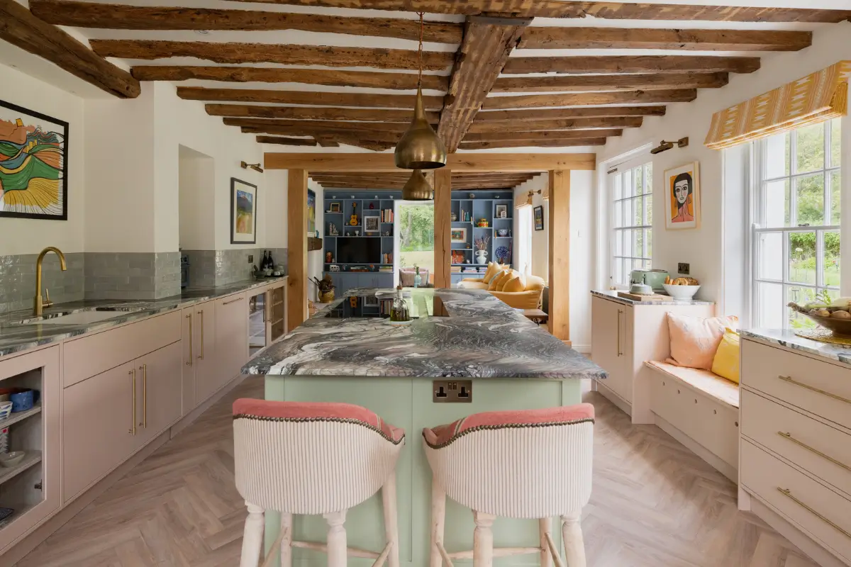 cuisine verte et rose avec poutres décoration classique chic maison du 16e siècle Angleterre cuisine verte et rose avec poutres décoration classique chic maison du 16e siècle Angleterre