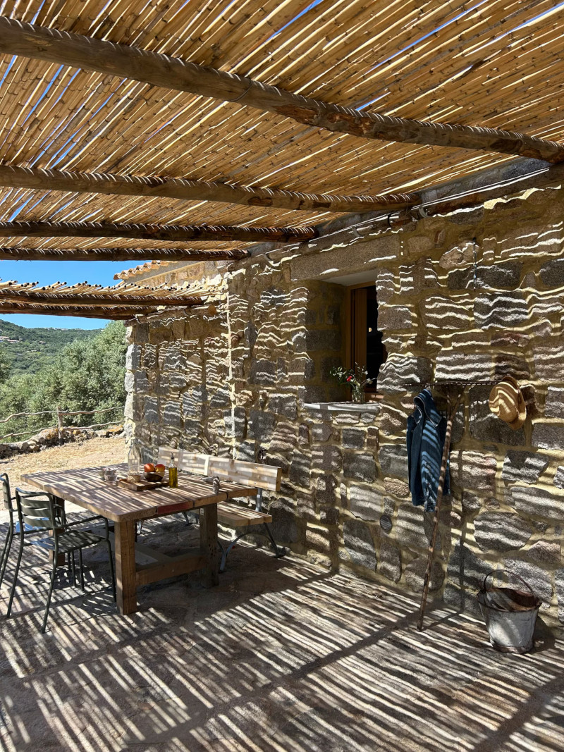 terrasse avec pergola maison ancienne en Sardaigne terrasse avec pergola maison ancienne en Sardaigne