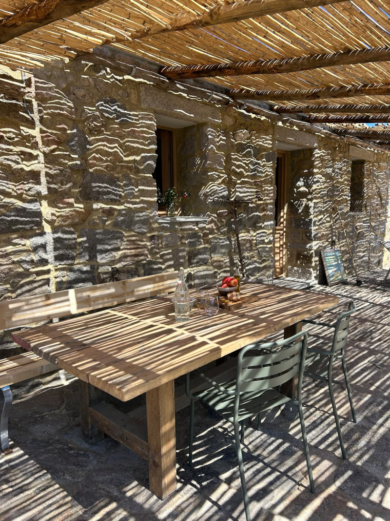 terrasse avec pergola maison ancienne en Sardaigne terrasse avec pergola maison ancienne en Sardaigne