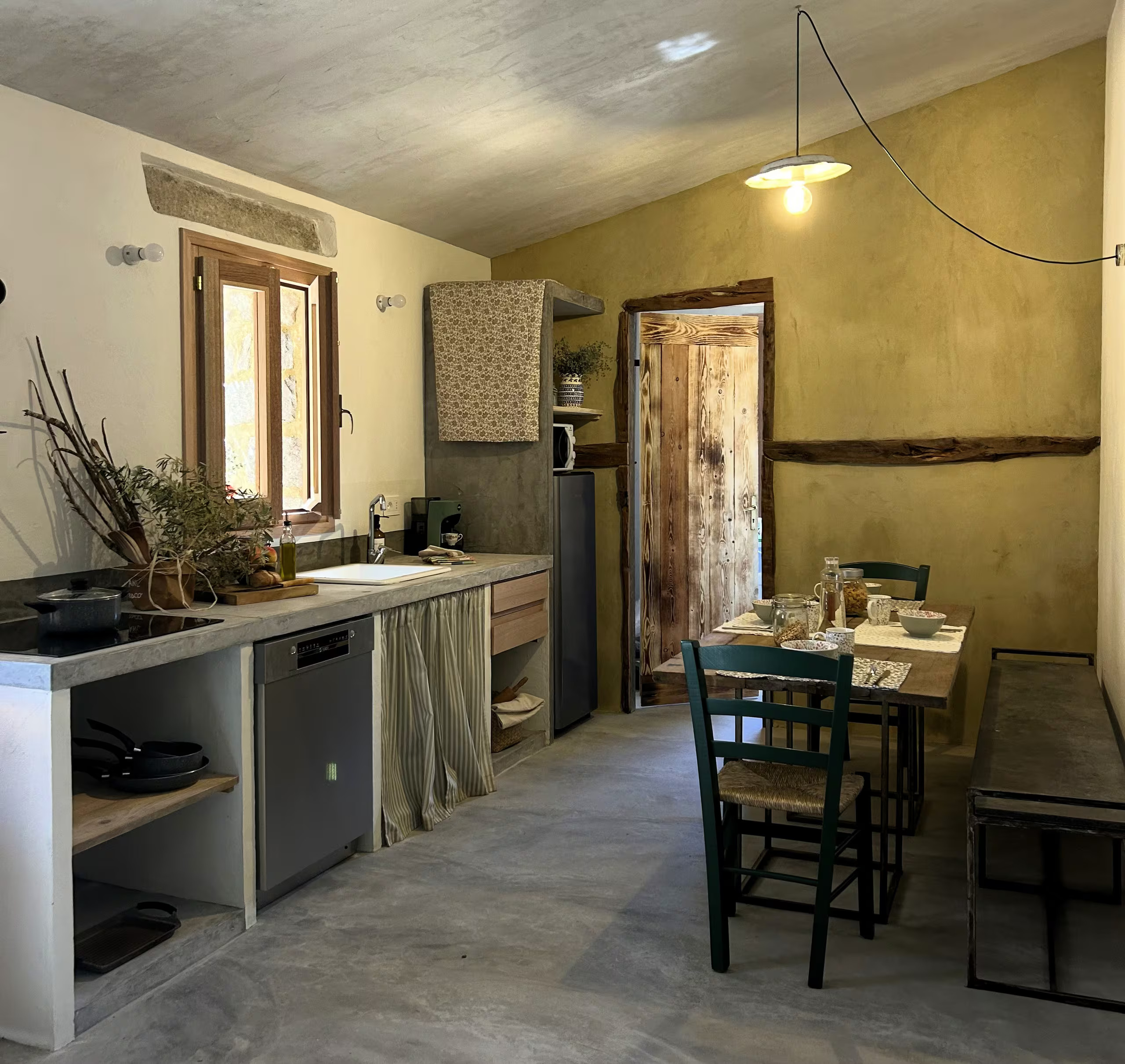 cuisine ouverte et salle à manger décoration authentique et rustique maison ancienne en Sardaigne cuisine ouverte et salle à manger décoration authentique et rustique maison ancienne en Sardaigne