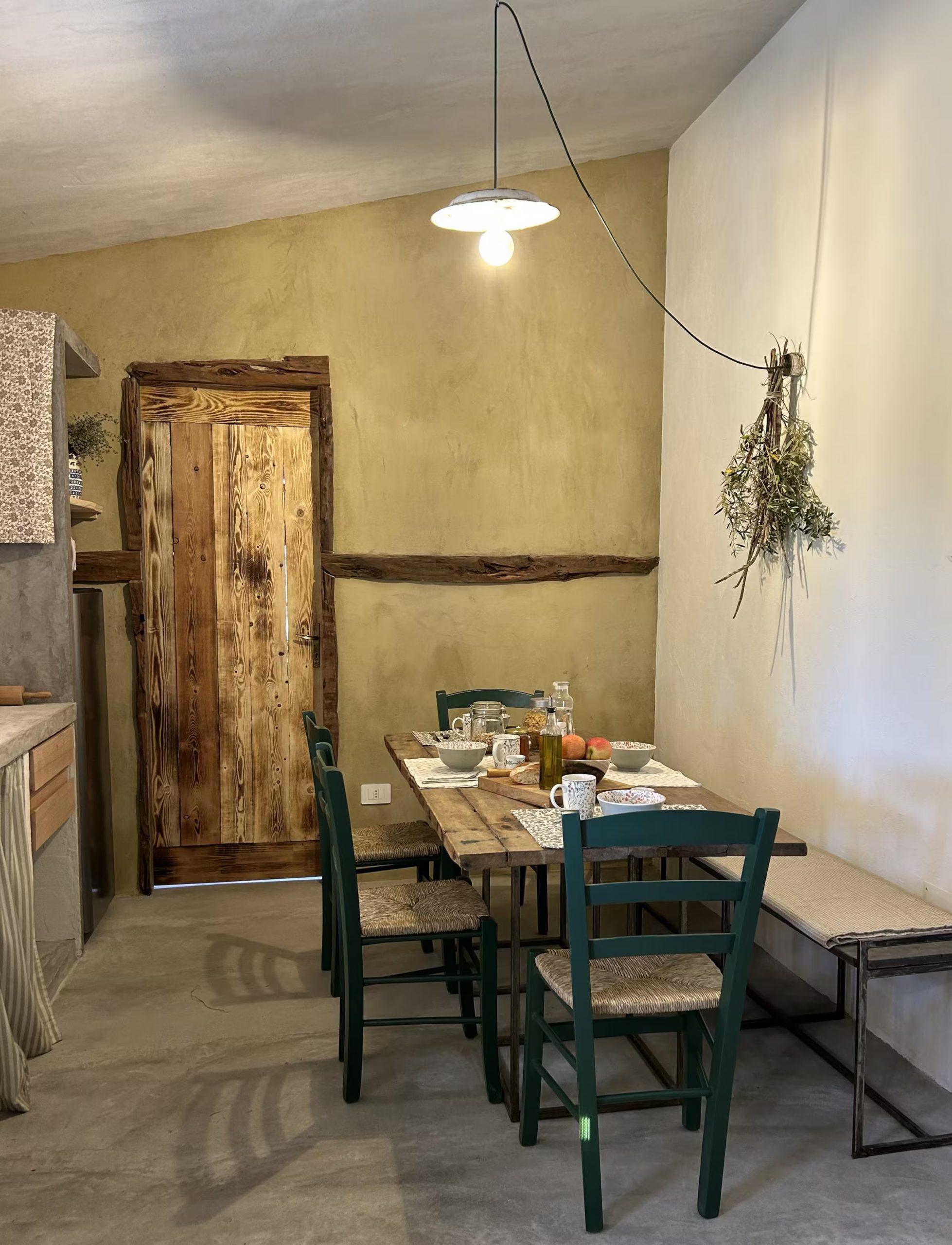 cuisine ouverte et salle à manger décoration authentique et rustique maison ancienne en Sardaigne cuisine ouverte et salle à manger décoration authentique et rustique maison ancienne en Sardaigne