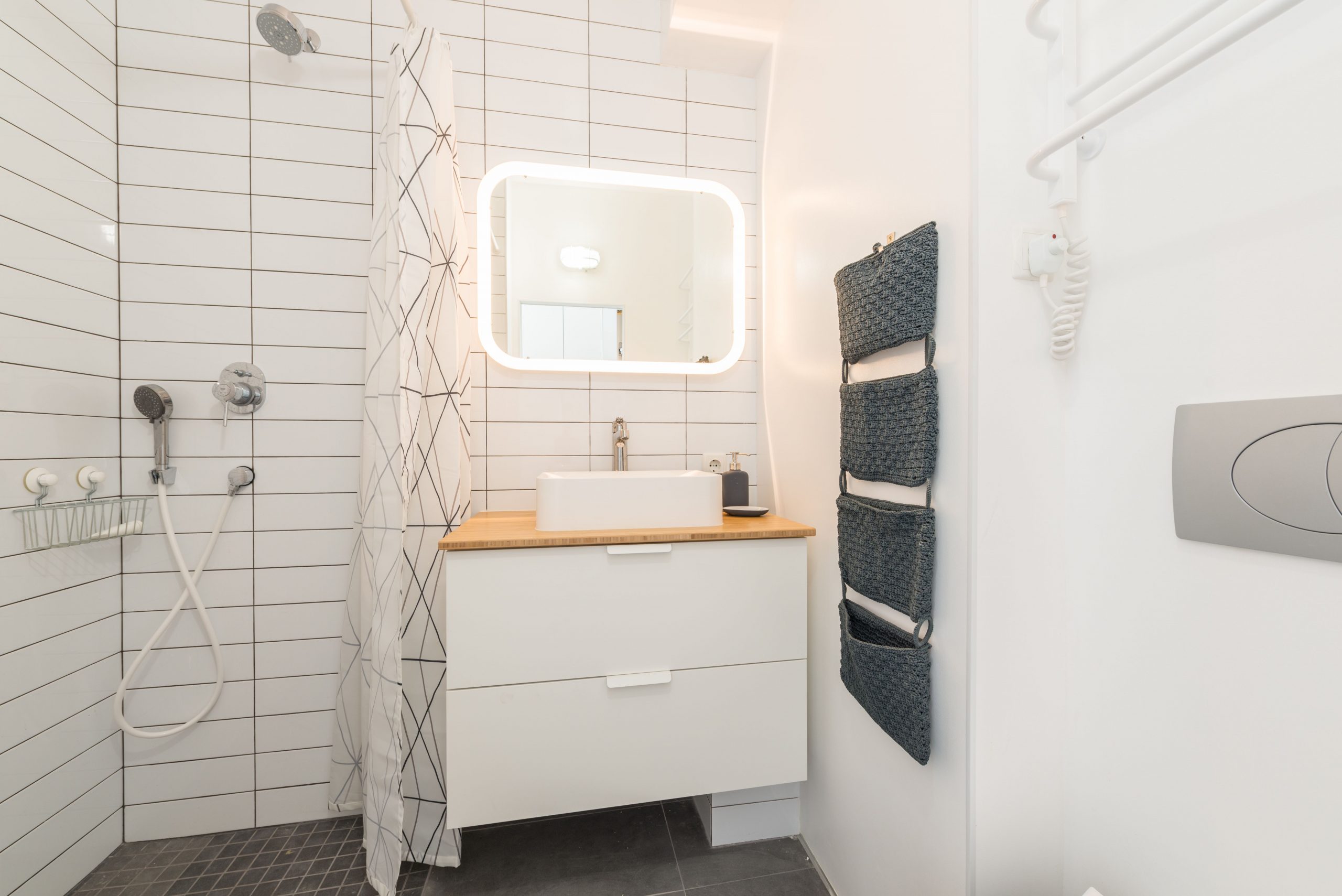 salle de bain contemporaine avec douche carrelée