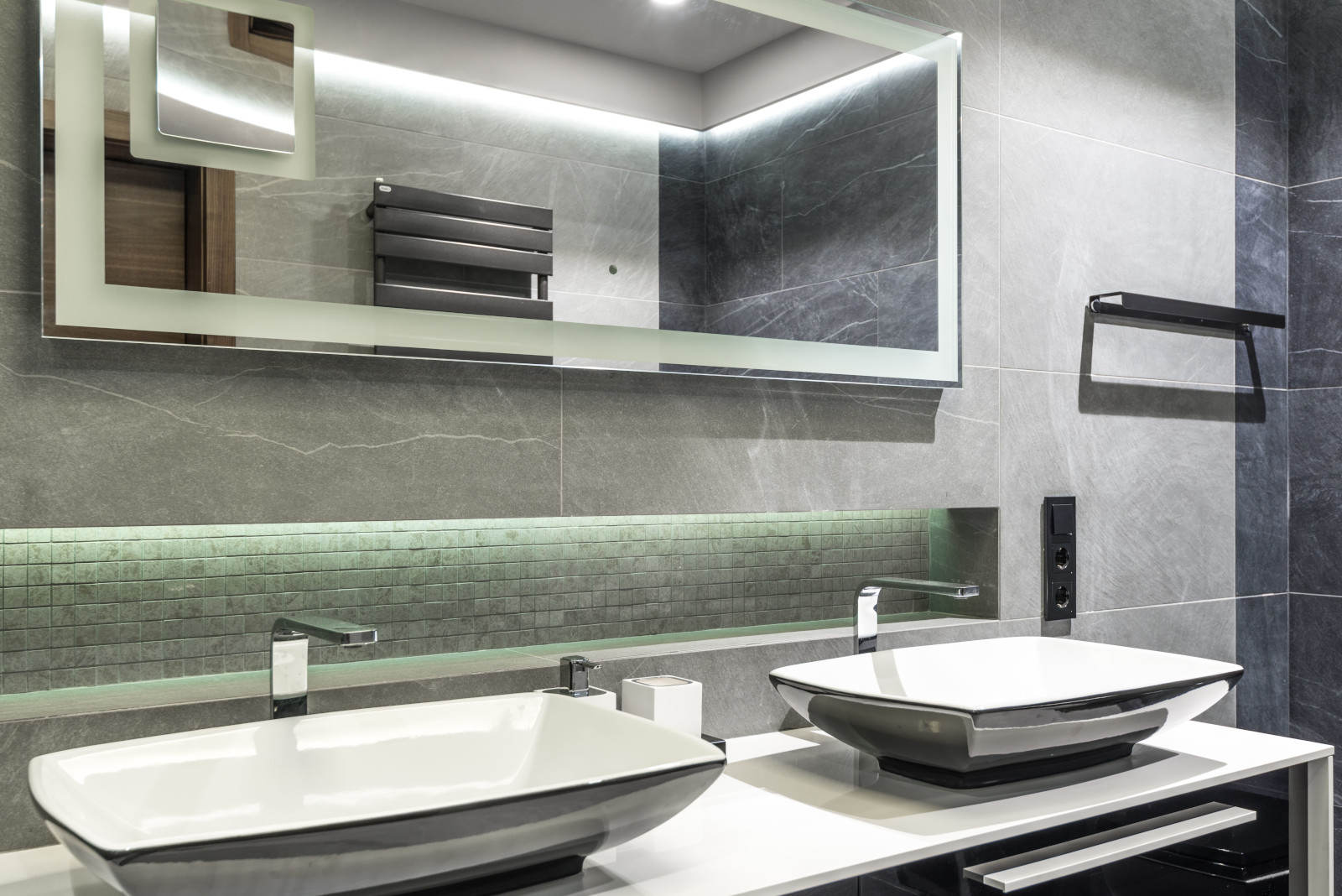 salle de bain contemporaine avec douche carrelée