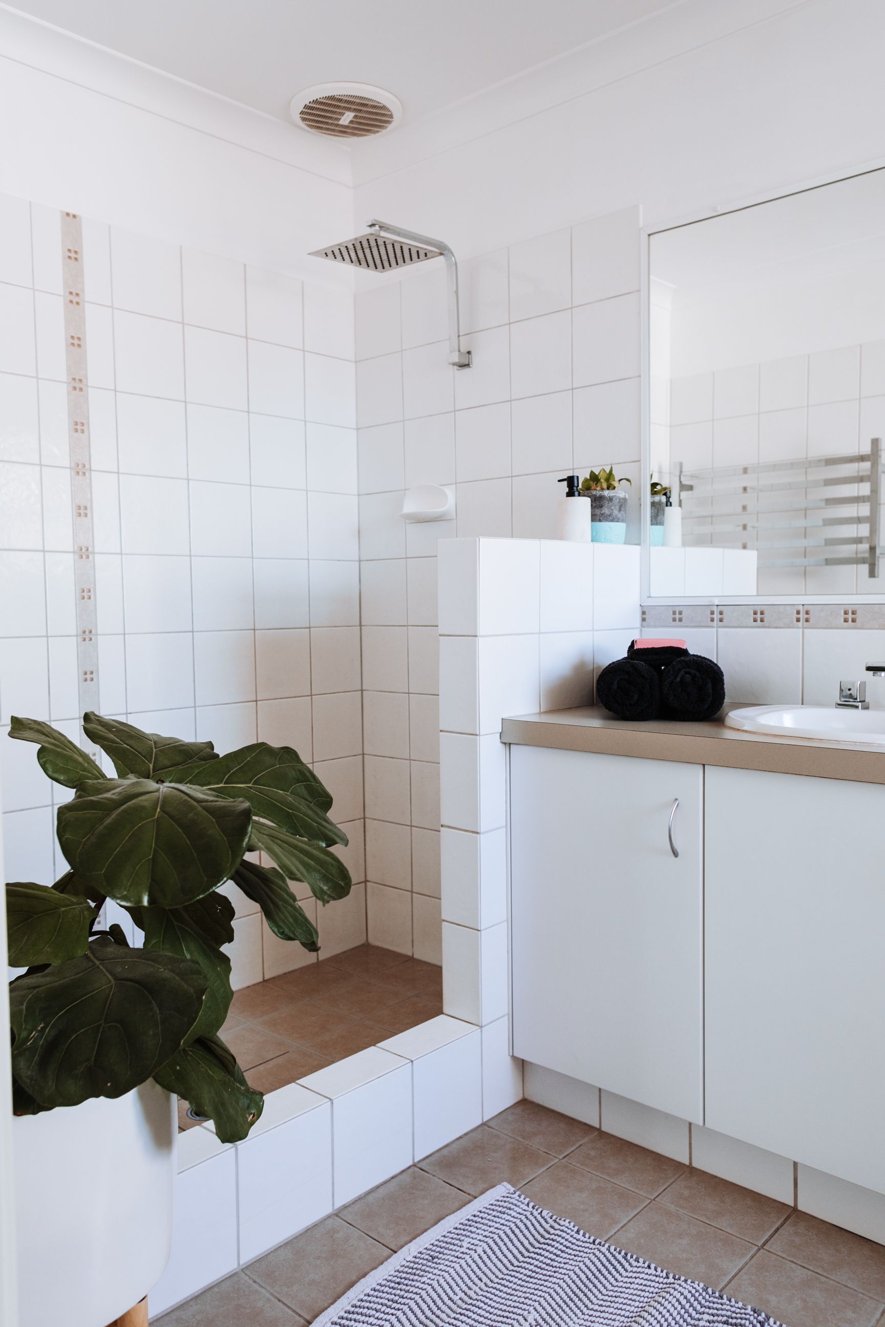 salle de bain contemporaine avec douche carrelée
