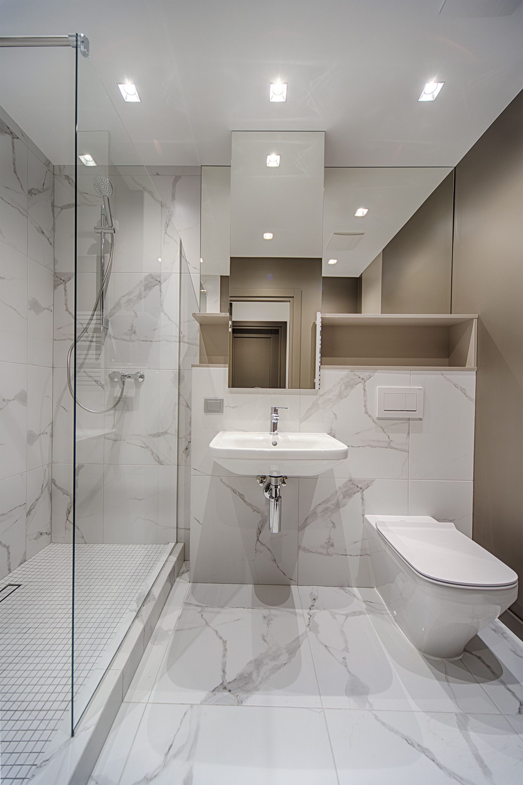 salle de bain contemporaine avec douche en marbre blanc et gris