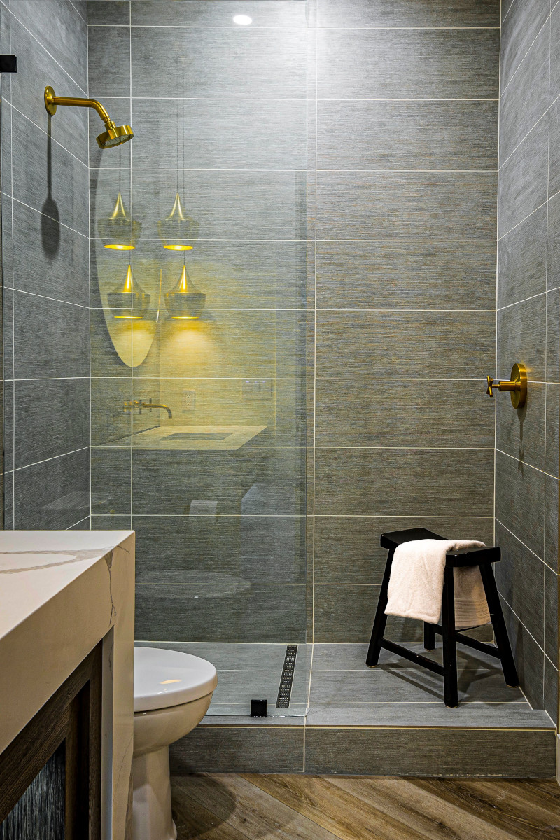 salle de bain contemporaine avec douche carrelée