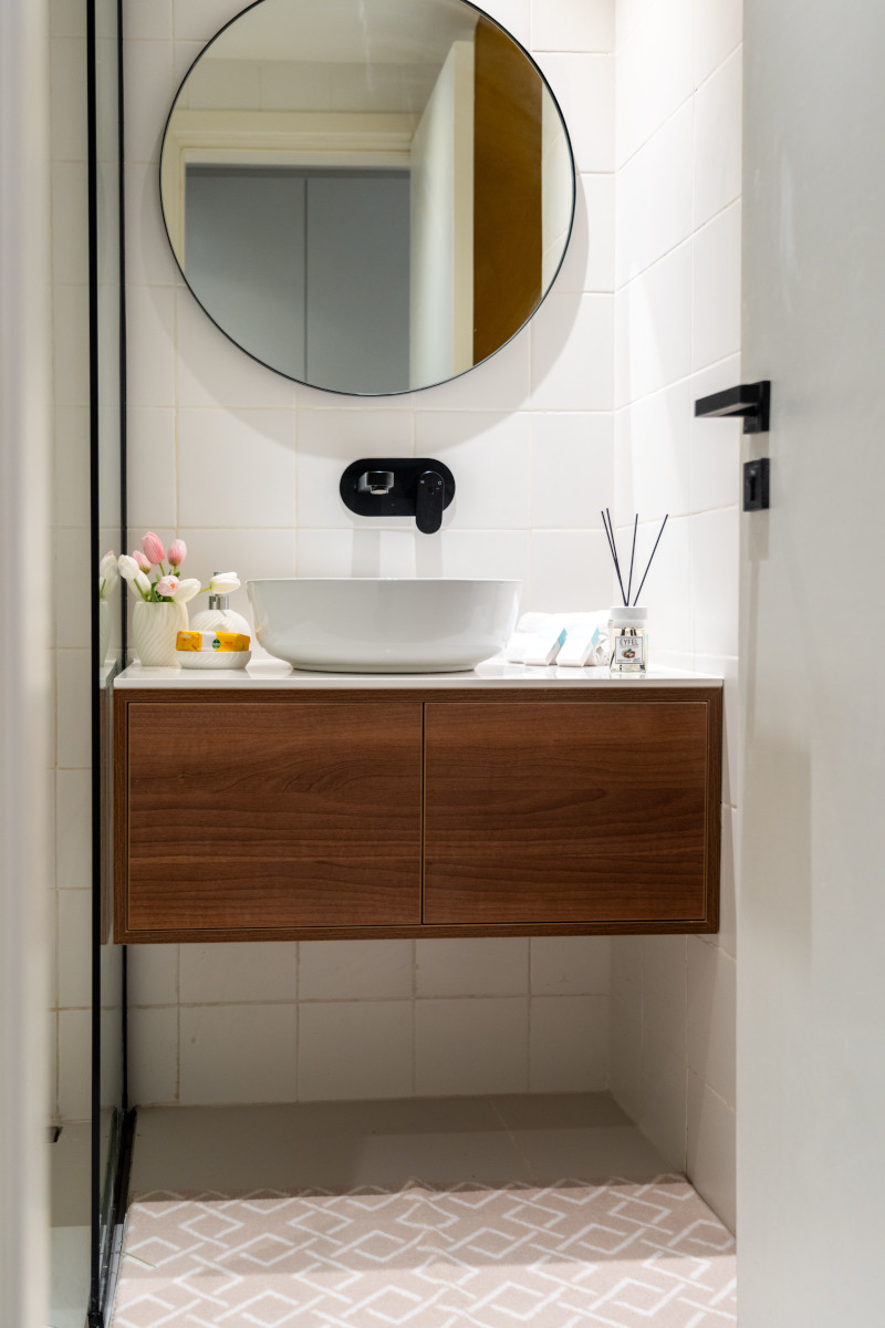 salle de bain contemporaine avec meuble vasque en bois