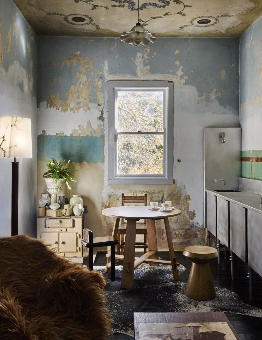 cuisine décoration design dans ancienne fabrique de pâte Australie avec murs patinés