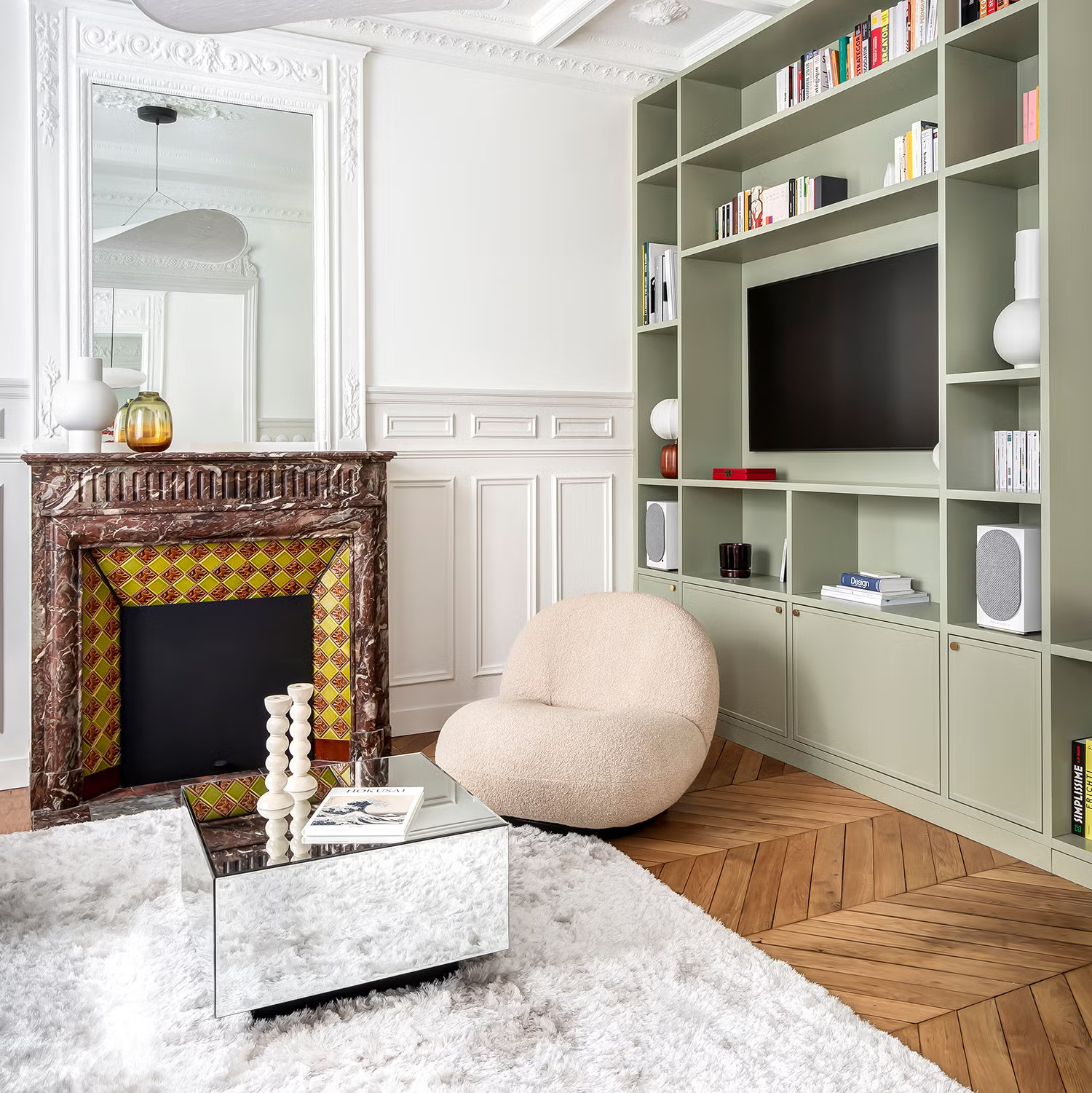 salon avec cheminée appartement haussmannien Paris décoration contemporaine salon avec cheminée appartement haussmannien Paris décoration contemporaine