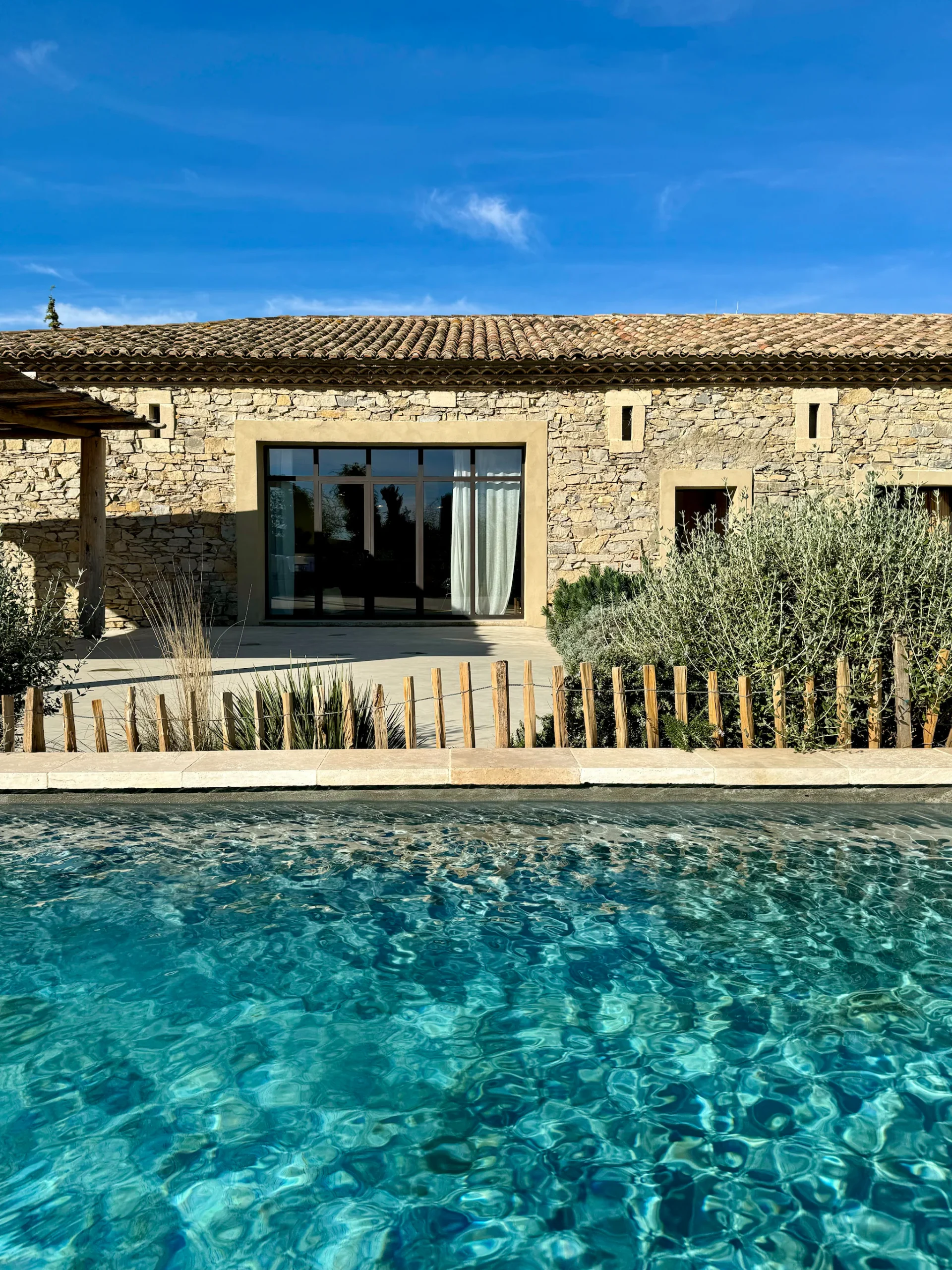 maison en pierres décoration contemporaine avec piscine Nîmes maison en pierres décoration contemporaine avec piscine Nîmes