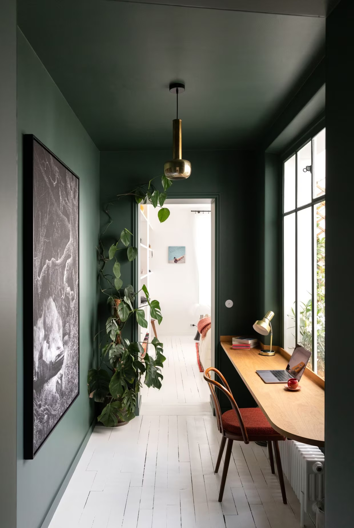 bureau dans entrée avec fenêtre murs et plafonds verts décoration contemporaine bureau dans entrée avec fenêtre murs et plafonds verts décoration contemporaine