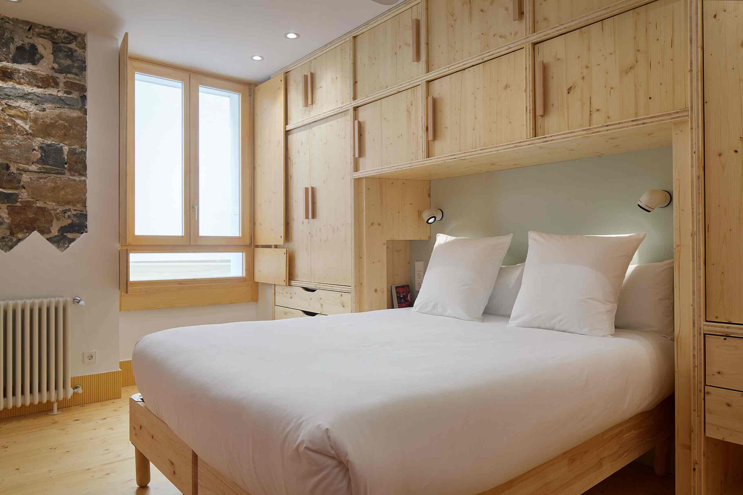 chambre en pin avec mur de pierre décoration basque contemporaine Baso Enea Saint Sebastien chambre en pin avec mur de pierre décoration basque contemporaine Baso Enea Saint Sebastien