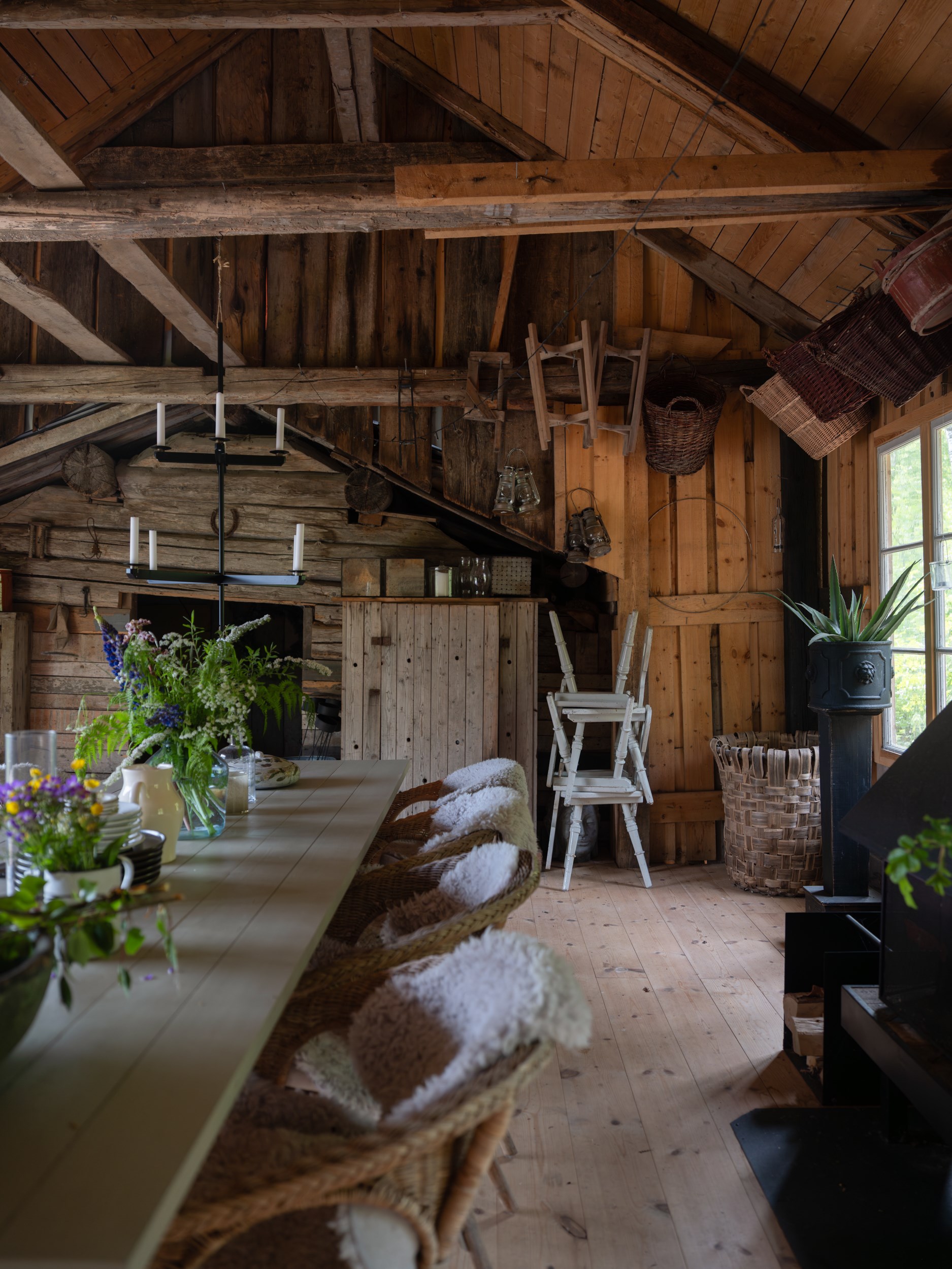salle à manger rustique avec poutres maison rouge en bois Suède