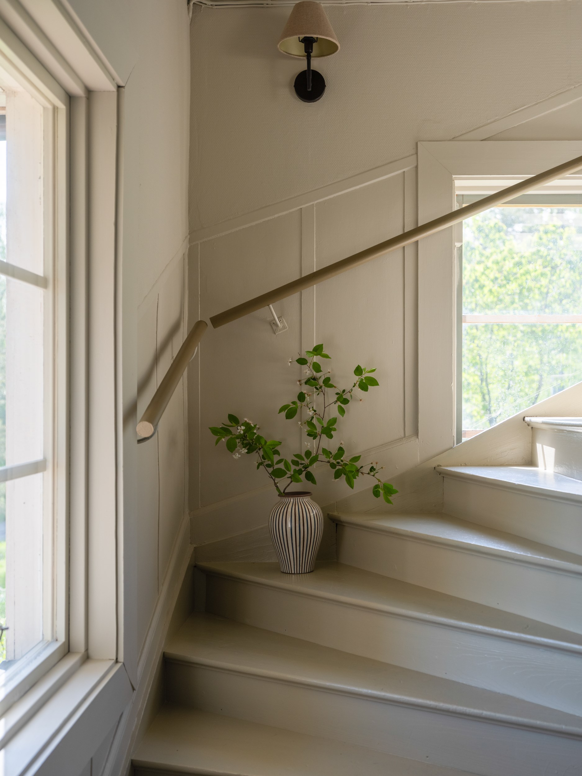 escalier bois peint