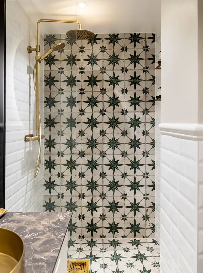 salle de bain carrelage marocain vert et blanc artisanal motif étoile appartement de 98m2 décoration scandinave éclectique